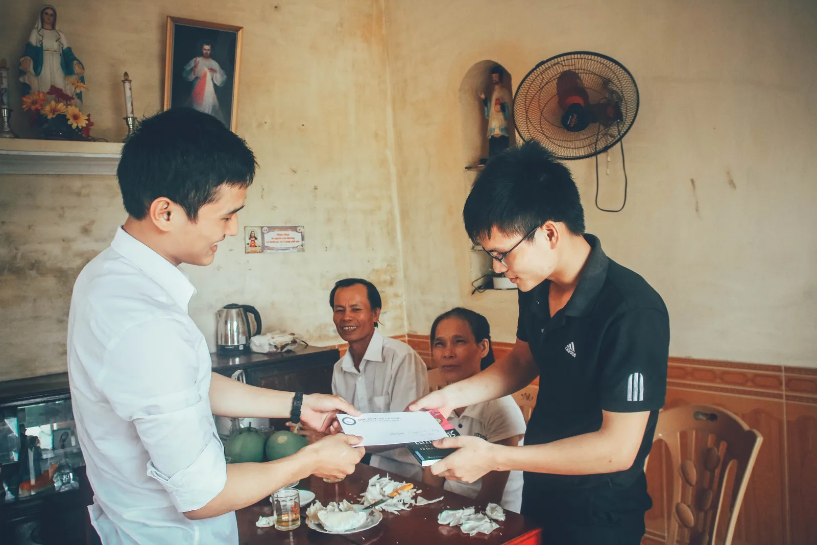 GHÉ THĂM VÀ TRAO HỌC BỔNG CHO EM NGUYỄN VĂN CHUNG.